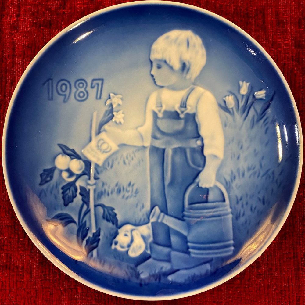 Bing & Grondahl 1987 Children's Day Plate "The Little Gardeners" – B&G Denmark